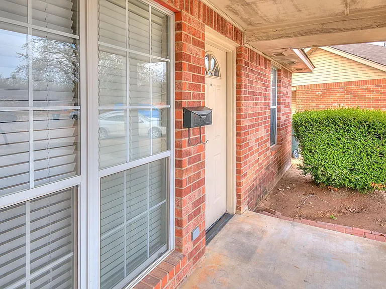828 Russell Cir #828 — Photo 2