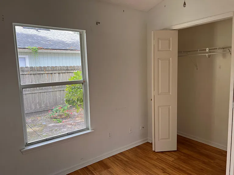 middle bedroom