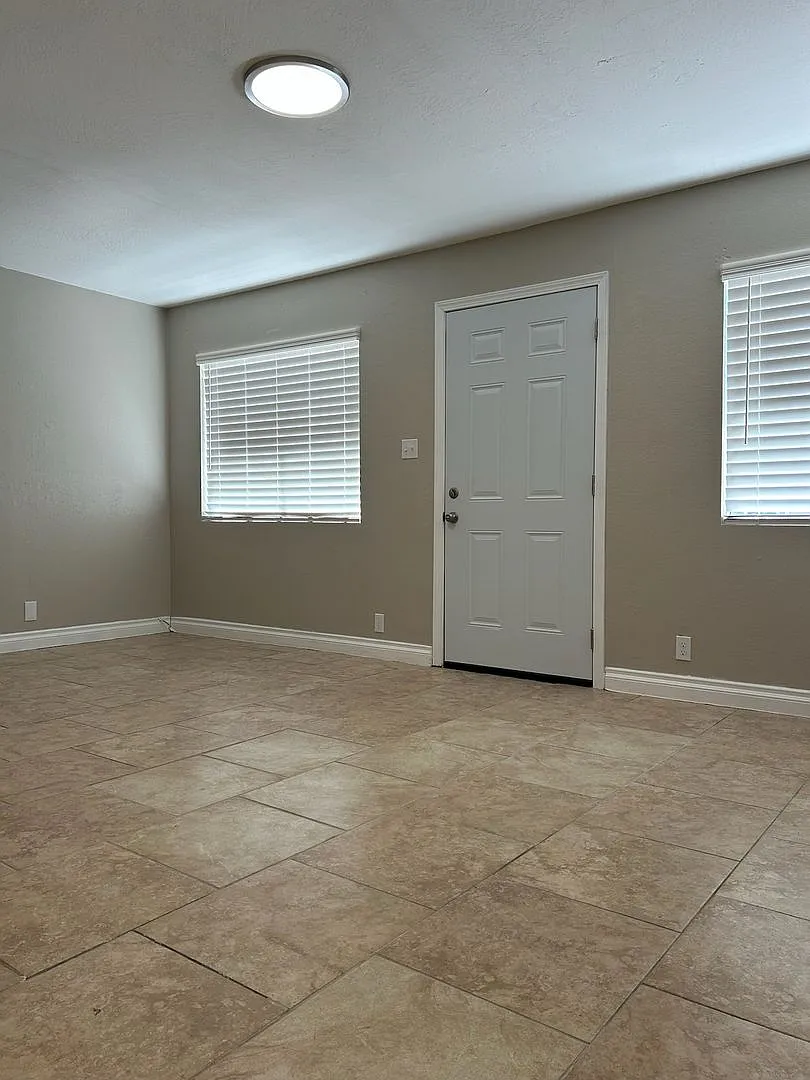 512 W. Atkins Ave — Photo 2