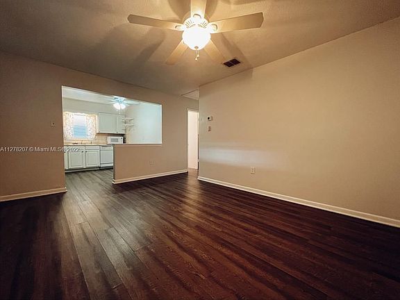 5th image of 30 E Spruce St #0