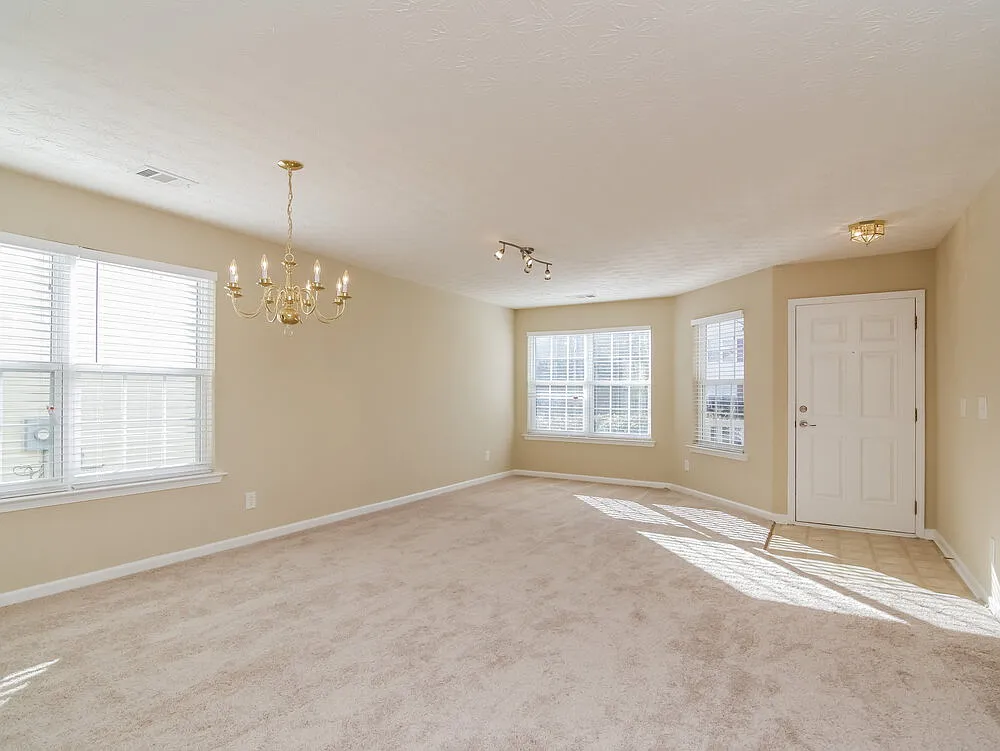 5 bed, 2.0 bath, 2328 sqft, $2,210 — Photo 3