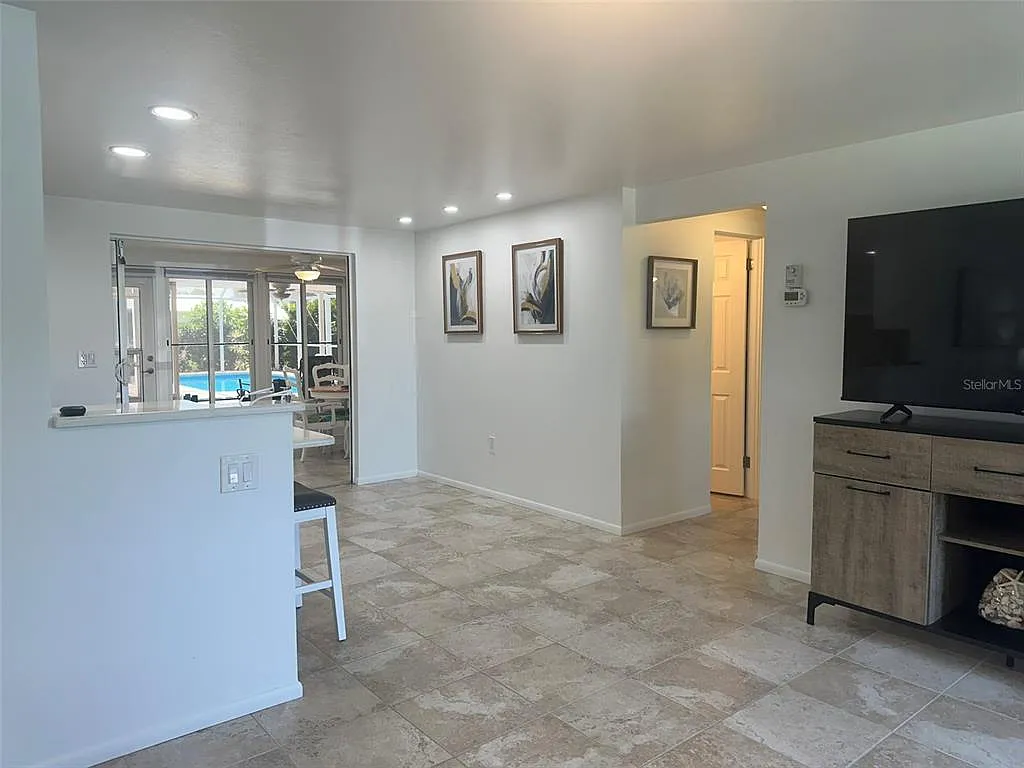 3 bed, 2.0 bath, 1322 sqft, $5,000 — Photo 3