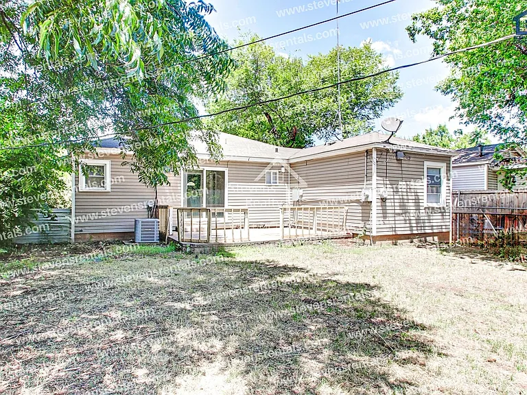 1210 NW Irwin Ave — Photo 6