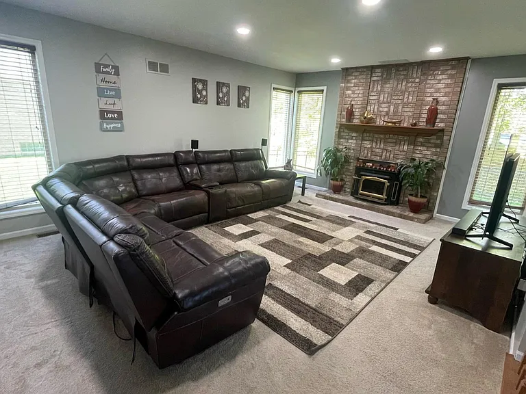 1027 Congress Dr — Photo 2