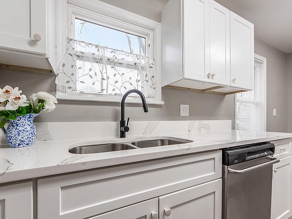 3rd image of 2488 McGuffey Rd