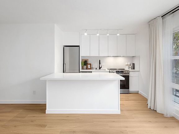 5th image of 2976 Washington St #3
