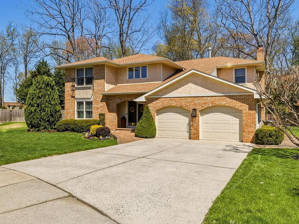 1st image of 8 Rothschild Ct