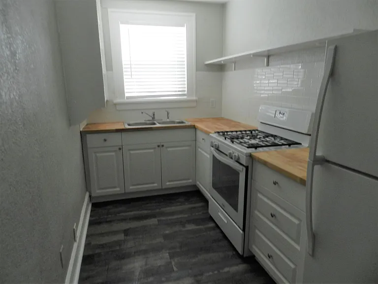250 11th Ave NE #8 — Photo 9