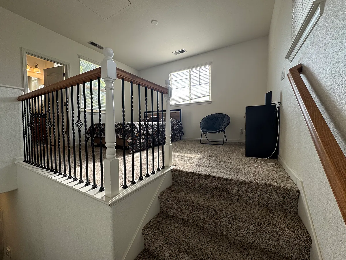 Building Photo - 681 W La Canada