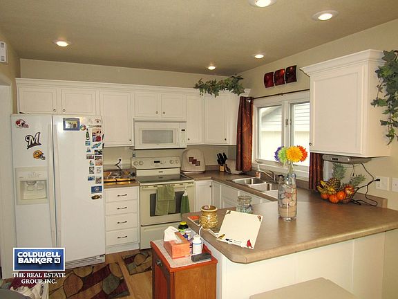 Spacious kitchen w/ALL APPLIANCES INCLUDED