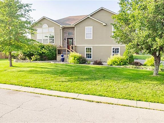 3rd image of 804 NW Redbud Dr
