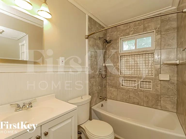 4411 NE 49th Ter — Photo 10