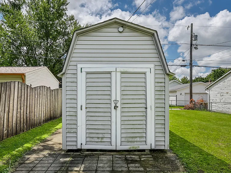 957 E Yoke St — Photo 6