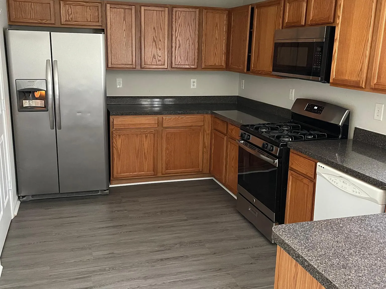 3 bed, 2.5 bath, 2150 sqft, $2,000 — Photo 4