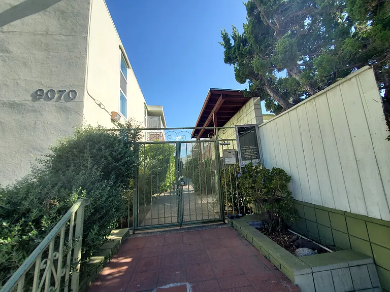 9070 Huntington Dr #6 — Photo 1