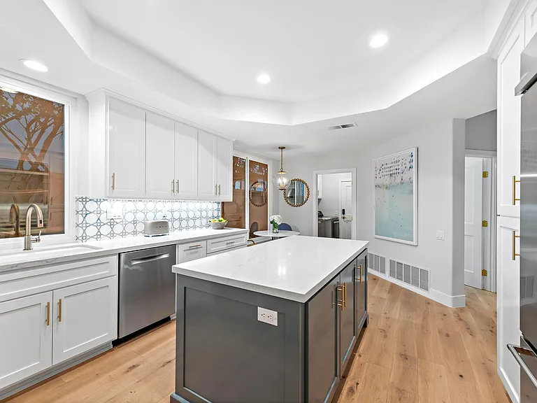 4 Dauphin — Photo 10