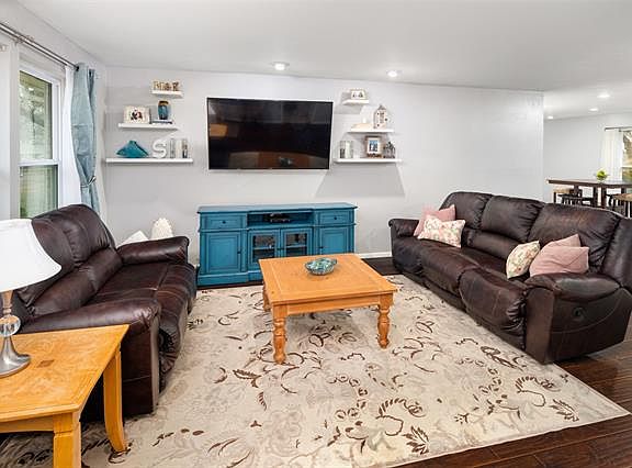 4th image of 2945 Bergen Ln