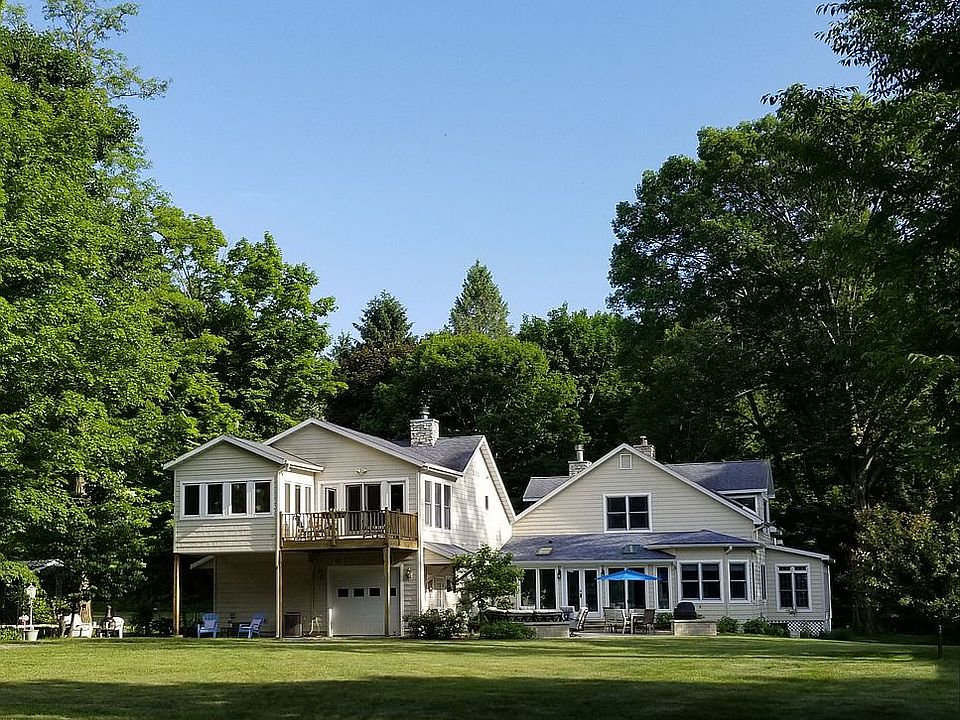 2431 Maple Ave., Coloma, MI