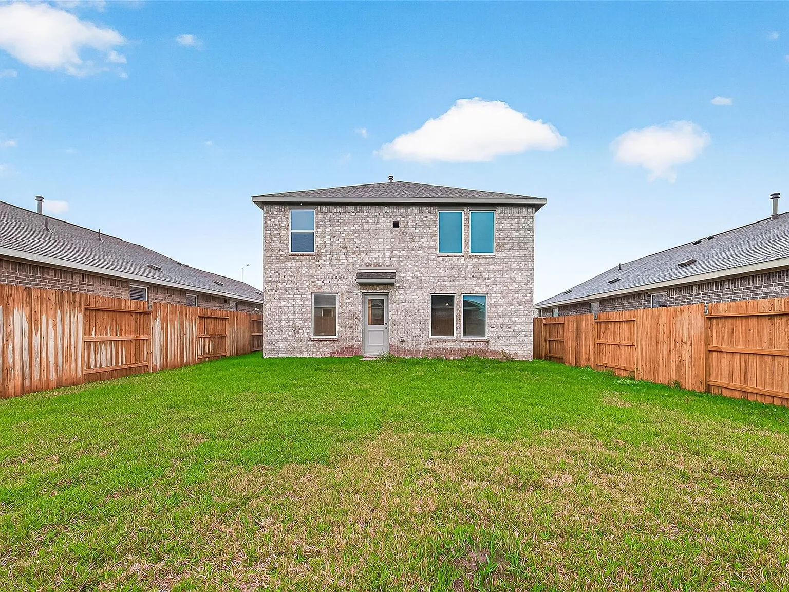4 bed, 2.5 bath, 2279 sqft, $2,100 — Photo 2