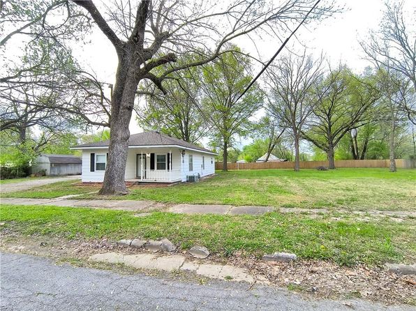 209 E 3rd St, Mulberry, KS 66756