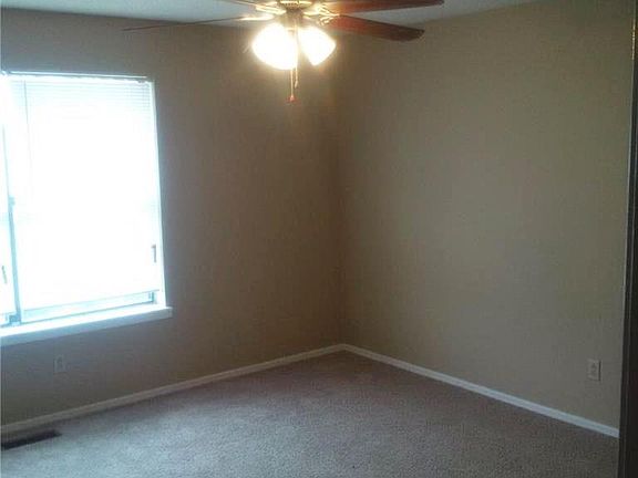4th image of 2047 N East Oaks Dr