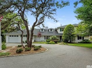 88 W Bayberry Rd, Islip, NY 11751