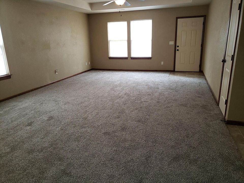 2nd image of 111 SW Rose Garden Ln