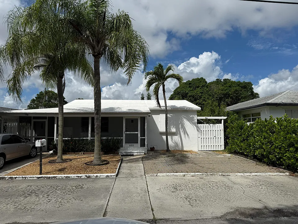 605 E Coast Ave #3