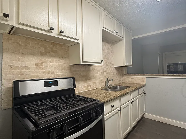 2105 S College Ave #7 — Photo 2