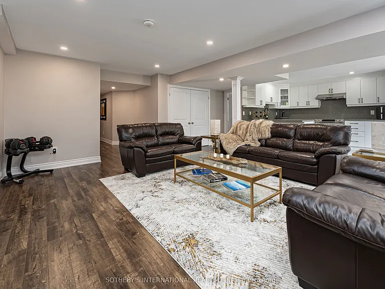 1056 Foxtail Cres — Photo 32