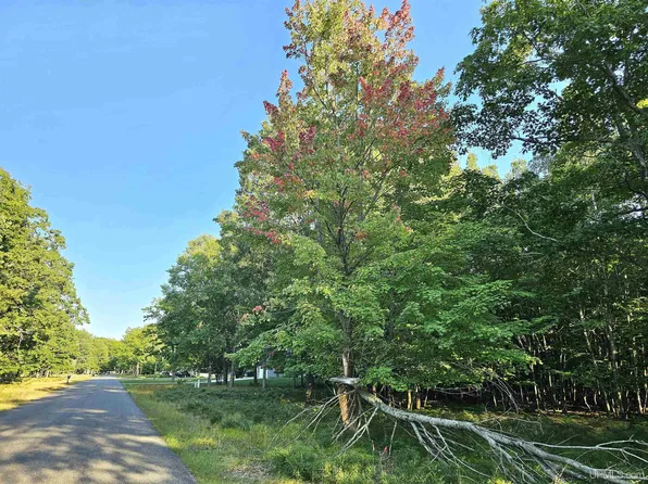 39 Royalton Dr, Gladstone, MI 49837