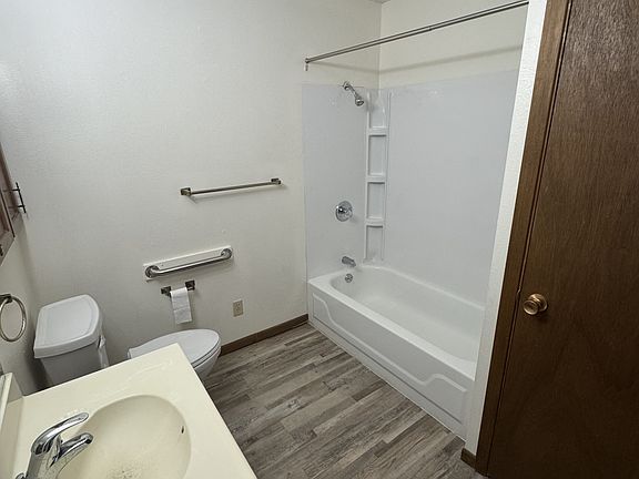 5th image of 1104 East Ave #3