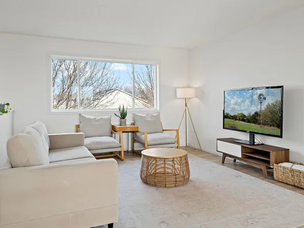 4372 Blakewood Dr, Shakopee, MN 55379