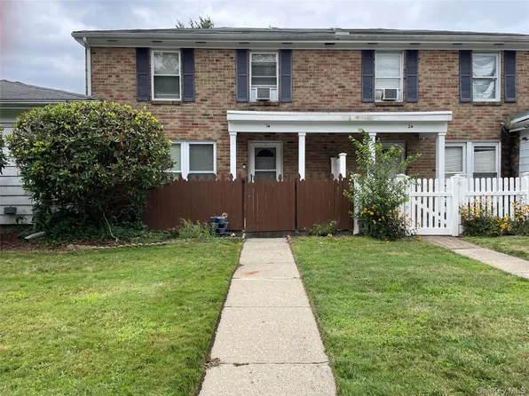 1 Pioneer Court #1A, Ridge, NY 11961