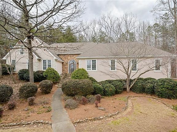 2nd image of 3526 Claridge Dr NE