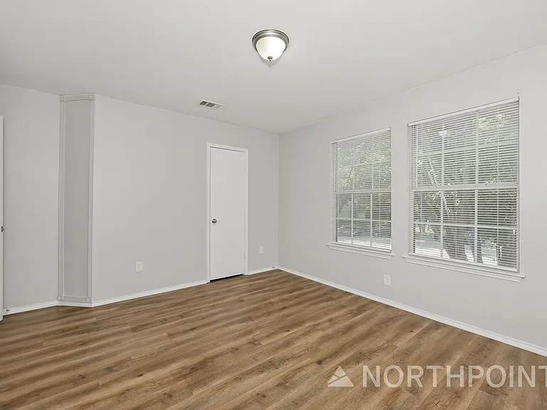 3075 Saint Nicholas Dr — Photo 11