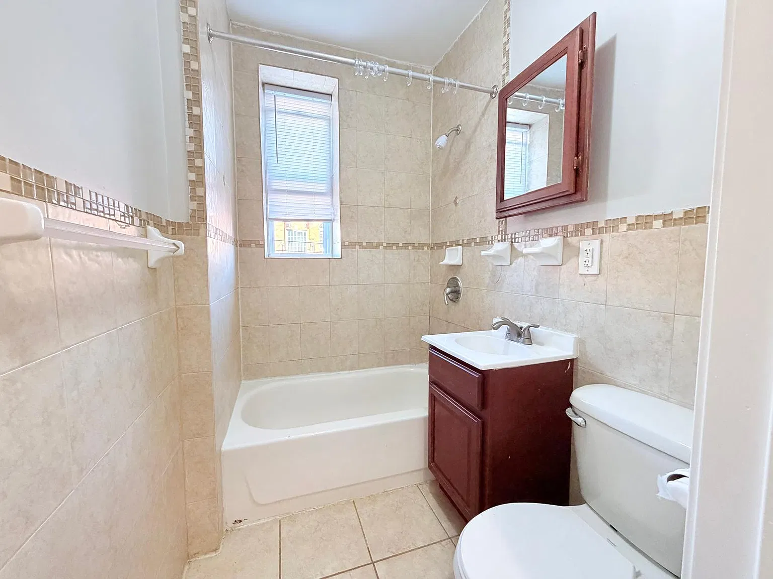941 Pavonia Ave — Photo 4