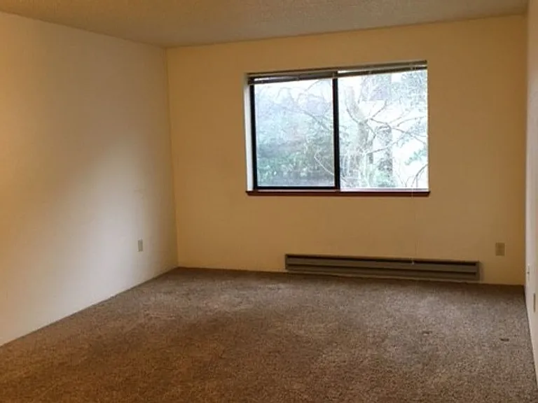Hilltop Court Apartments — Photo 3