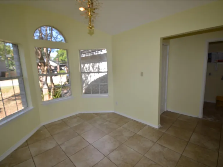 4729 Castleman Dr — Photo 4