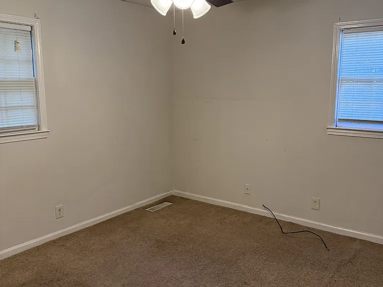 1863 Crestview Dr — Photo 8