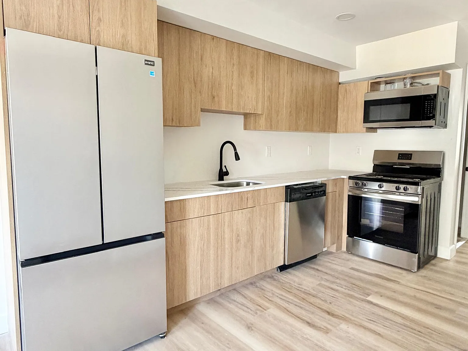 3 bed, 1.5 bath, 1250 sqft, $2,200 — Photo 2