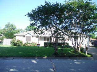 1208 Clubhouse Dr, Mansfield, TX 76063