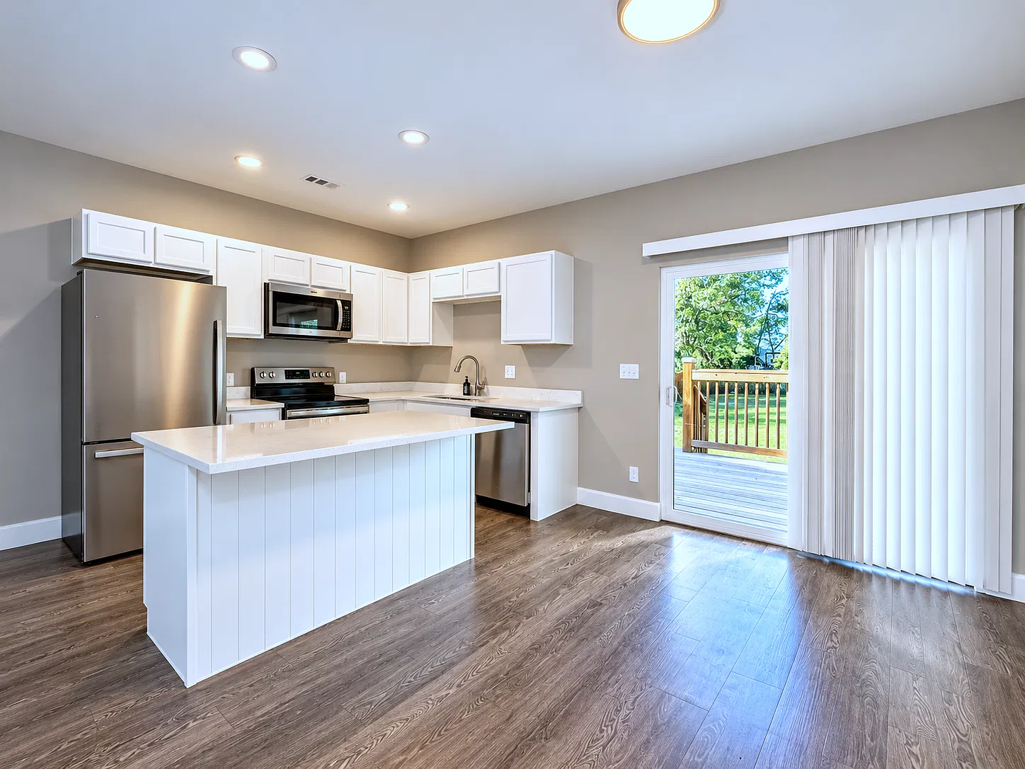 2 bed, 896 sqft, $3,295 — Photo 4