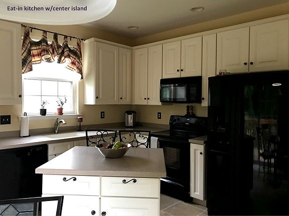 Eat-in-kitchen w/island