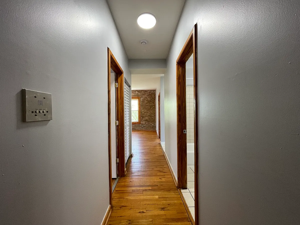 Building Photo - 1148 N Harding Ave #3