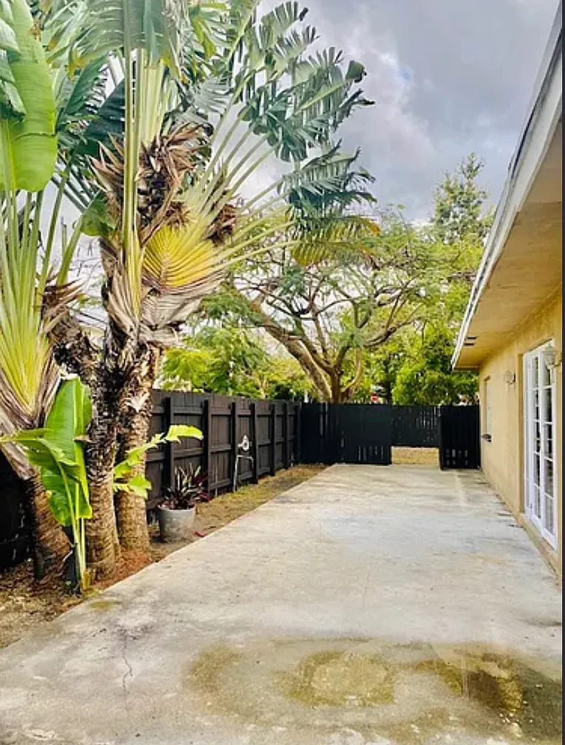 NW 42nd St, Miami — Photo 4