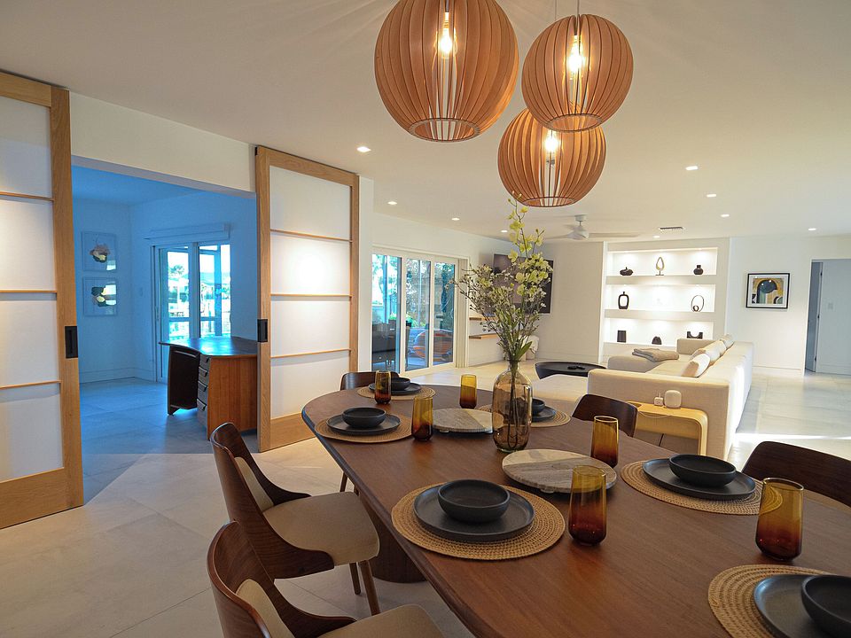 Large dining area, seats 8+