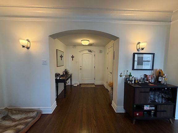 3rd image of 433 W Briar Pl APT 10C