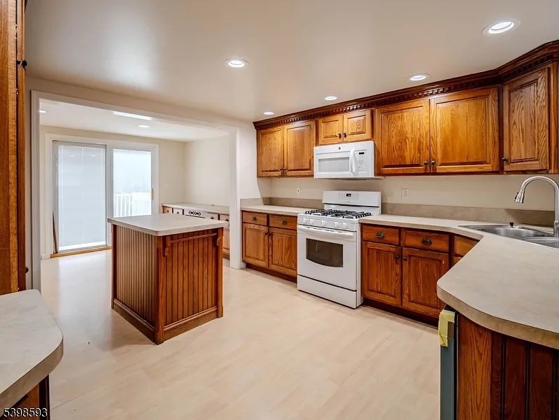 4 bed, 2.5 bath, $3,350 — Photo 3