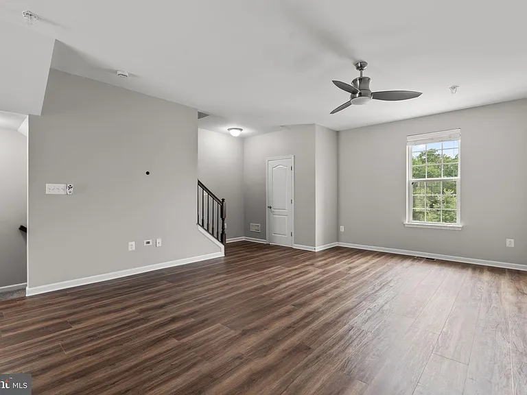 9442 Adelaide Ln — Photo 4